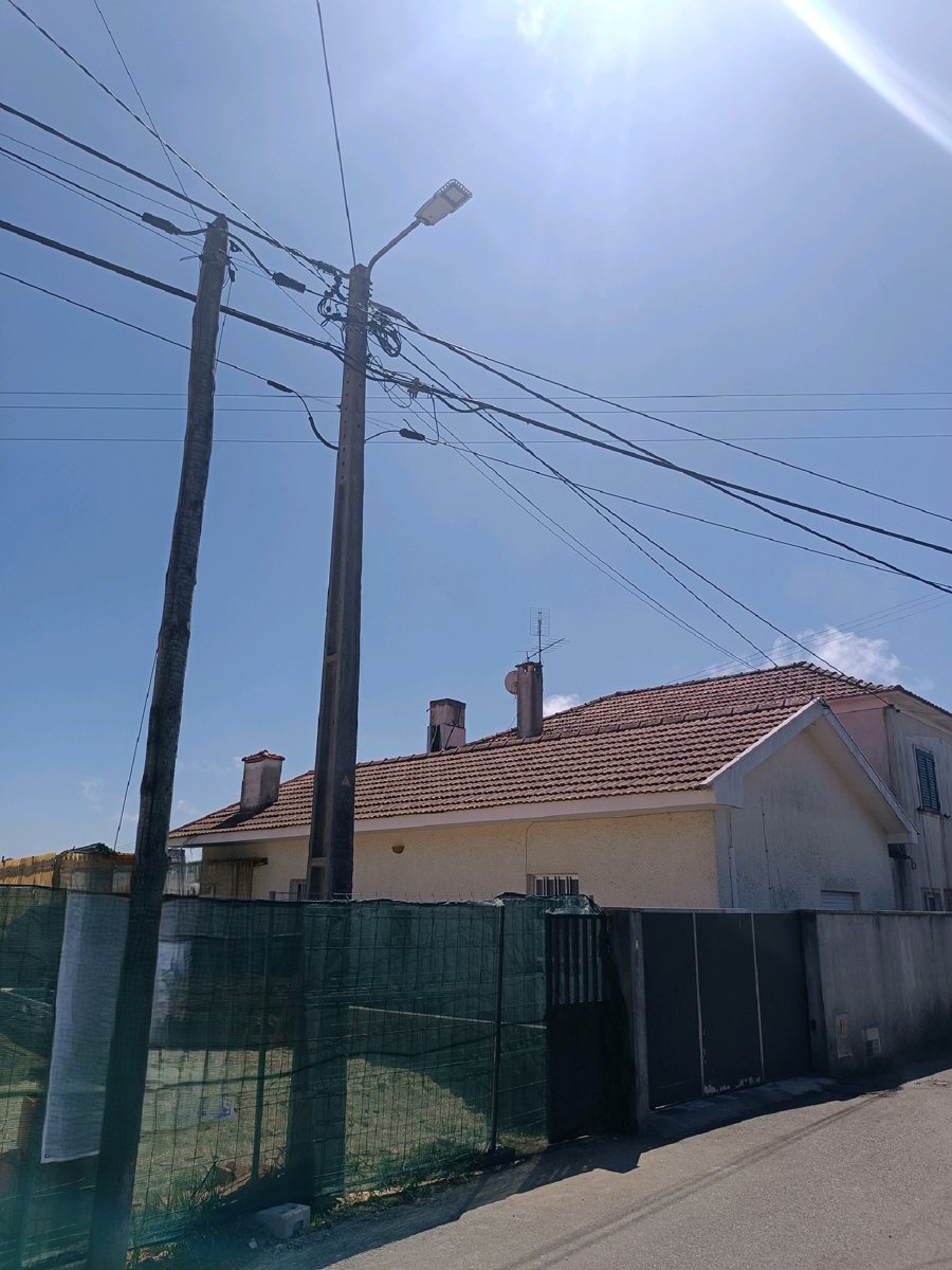 O apoio no local, junto ao terreno em obra, antes da intervenção